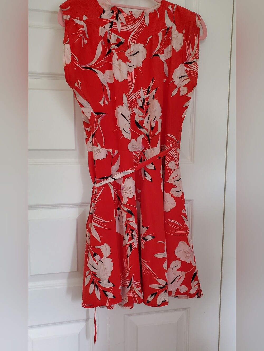 Super cute and femiine Yumi Kim Red Floral Wrap Dress with White flower print - Picture 4 of 7